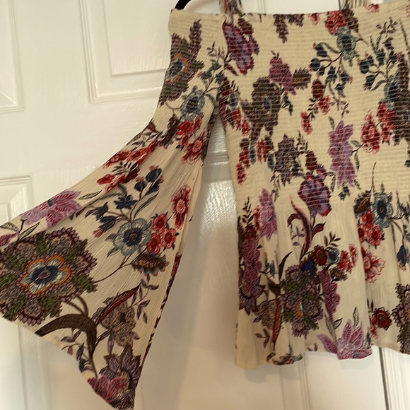 Flowy Open-Shoulder Floral Top - Picture 2 of 3